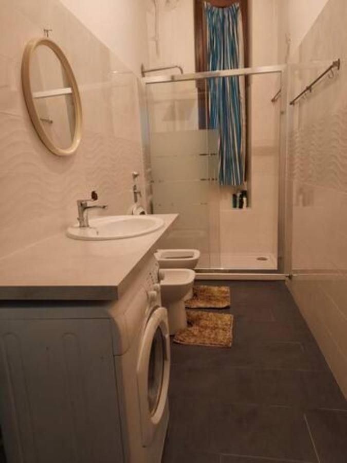 Nice And Quiet Accommodation In The City Center Милано Екстериор снимка