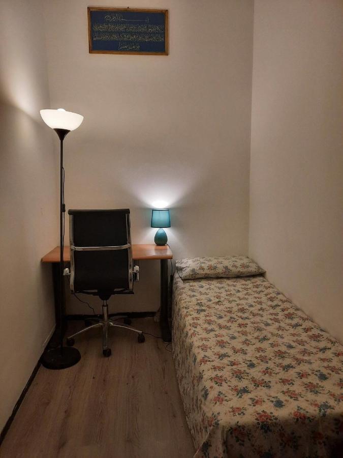 Nice And Quiet Accommodation In The City Center Милано Екстериор снимка